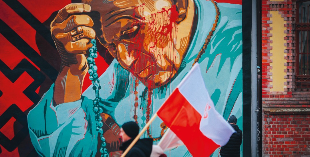 Projektionsfläche für ein gespaltenes Land: Politische Demonstration vor einem beschädigten Wandbild von Johannes Paul II. in Wroclaw (Foto: PA / ZUMAPRESS.COM / Krzysztof Zatycki)