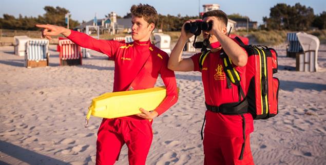 Den Strand immer im Auge behalten: Toma arbeitet dort, wo andere Urlaub machen (Foto: DLRG/Arno Schwamberger)