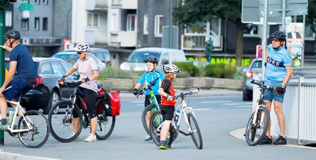 Warten auf »Grün«: Wie an dieser Ampel geht es Familien oft in Politik und Gesellschaft. Die anderen haben Vorfahrt. Würde ein Wahlrecht für Familien daran etwas ändern? (Foto: istockphoto/Michael Luhrenberg)