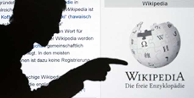 Wer steht hinter Wikipedia? Außer vielen Bürgern schreiben offenbar auch Werbeabteilungen von Firmen an Einträgen mit. Wer das online-Lexikon Wikipedia nutzt, sollte sich darüber  im Klaren sein (Foto: pa/Schlesinger)