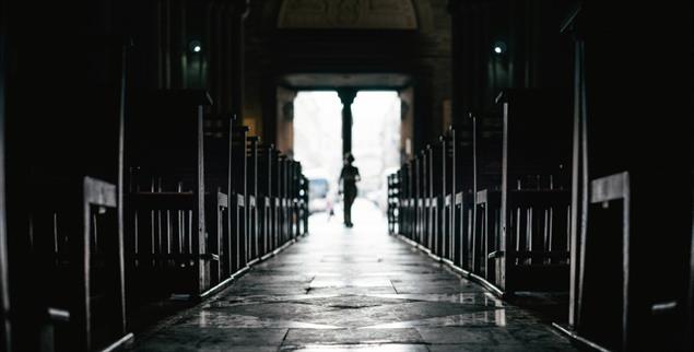 Kommt endlich Licht ins Dunkel? Der Missbrauchsbeauftragte der Regierung macht den Kirchen Druck. (Foto: Getty Images/iStockphoto/klyuen.com)