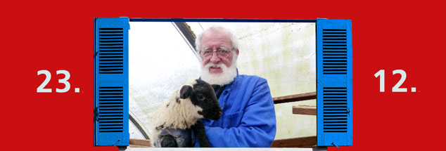 Was sehen wir hier? Einen Pfarrer und ein schwarzes Schaf? Oh nein! Wir sehen den Hirten Jürgen Ackermann mit einem sanftmütigen Lamm aus seiner 36-köpfigen Herde. (Foto: Dobstadt)