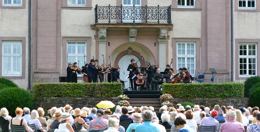 Konzert vor historischer Kulisse: Die Welterbestätte Corvey bildet den Rahmen für ein Festival, das nach Gleichheit und Menschenwürde fragt. (Foto: © Ernst Ehlert)