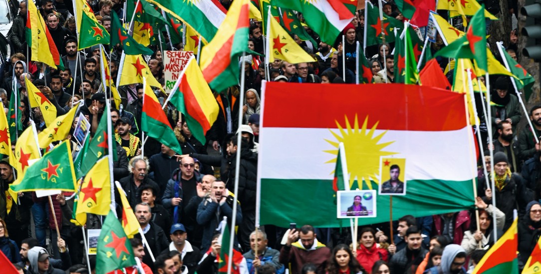 In Köln demonstrierten im Oktober in Solidarität mit den Kurden rund zehntausend Menschen. Auch zahlreiche Bundestagsabgeordnete aller Parteien (außer der AfD) nahmen teil (pa/Krick)