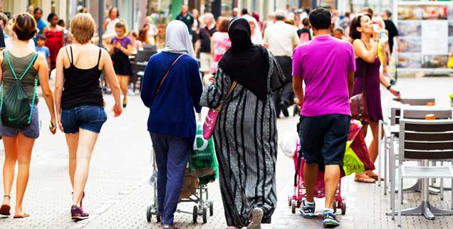 Ob mit Kopftuch oder mit Hotpants, Frauen sind zu respektieren, alles andere ist ein Fall für Polizei und Justiz: Doch über Geschlechterrollen zu zu reden ist allerdings ein sinnvoller und notwendiger Teil der Debatte über Werte (Foto: istockphoto/Michael Luhrenberg)