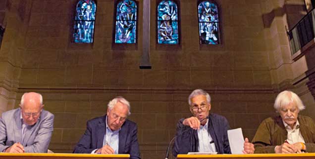 Aktionen in Mainz: Friedhelm Hengsbach (von links), Geiko Müller-Fahrenholz, Konrad Raiser und Ulrich Duchrow diskutieren.  (Foto: epd/Bauer)