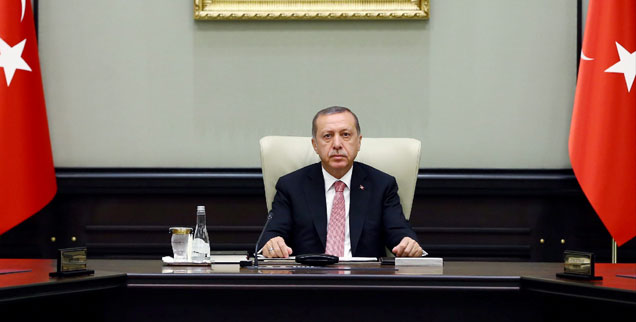 Erdogan und die Insignien seiner Macht: Er wirkt wie ein Rächer. Kann er seine Rolle noch verlassen? Oder ist es dazu zu spät? (Foto: pa/dpa/Turkish Presidental Press Office)