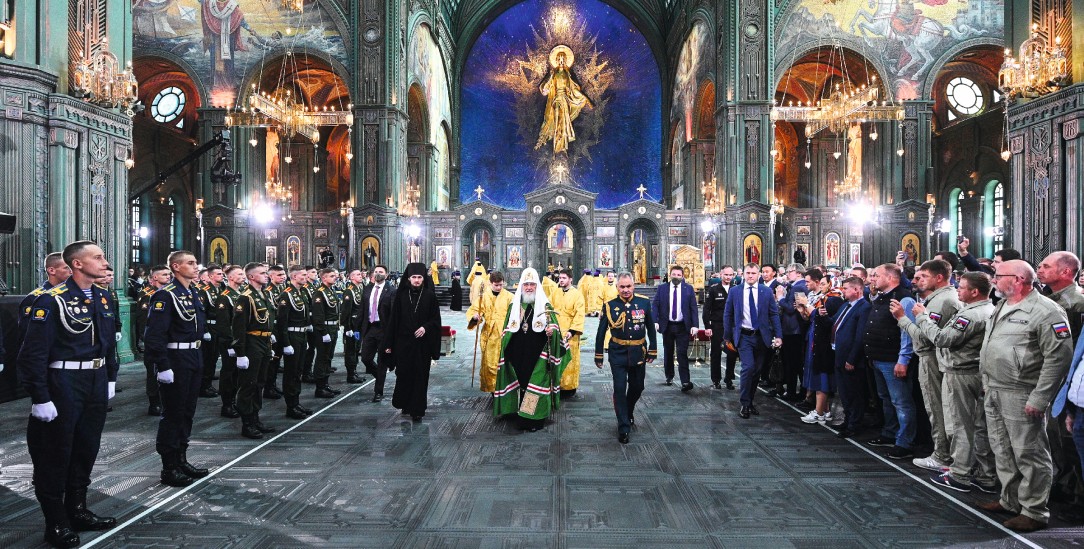 Demonstratives Bündnis von Staat und Kirche: Patriarch Kirill mit dem russischen Verteidigungsminister in der neuen »Kathedrale der Streitkräfte« in Moskau.