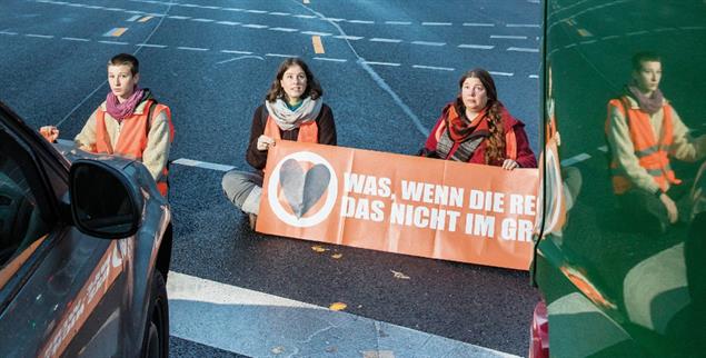 Festgeklebt: Ronja und Eika Jacob mit Sonja Manderbach Mitte Oktober bei einer Blockade in Berlin. (Foto: Stephan Pramme)