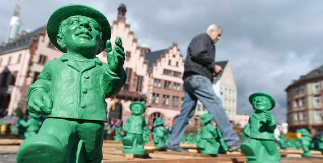 Einheitsmännchen oder Ampelmännchen? In jedem Fall sind die grünen Herren auf dem Frankurter Römerberg hier ganz offensichtlich nur mal kurz zu Besuch. Aus Deutschland Ost gekommen, um in Deutschland West 25 Jahre Einheit mitzufeiern. Wer wird ihre ausgestreckte Hand ergreifen? Vielleicht jene Flüchtlinge, die jetzt zu Tausenden nach Deutschland kommen? (Foto: pa/Dedert)