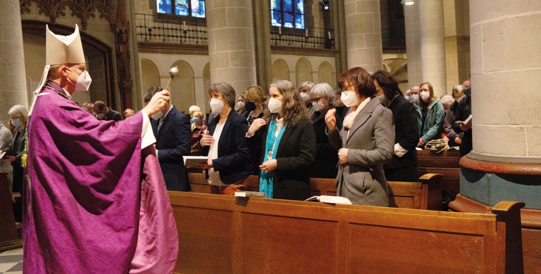 Mehr Segen: Bischof Overbeck beauftragt Frauen und Männer, die nun die Taufe spenden können (Foto:Nicole Cronauge/Bistum Essen)