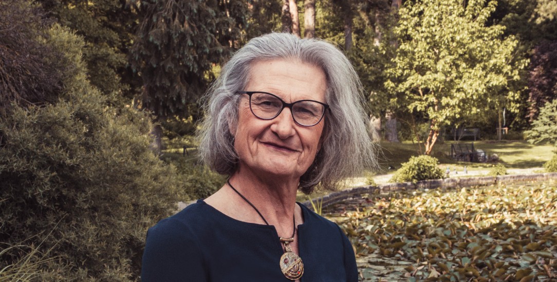 Ins Theater und in die Kirche geht Reinhild Förtner als elegant gekleidete Frau. (Foto: Christina Gabriel/Pixelmanufaktur-Bamberg.de)