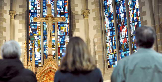 »Ich glaube an Gott, den Vater, den Allmächtigen...«: Können diese Worte heute noch von Christen gesprochen werden? Oder haben sich die alten Bilder von Gott längst aus den Seelen geschlichen? (Foto: epd/Schulze)