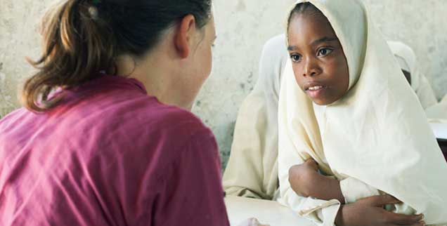 Nur einige Wochen in einer Grundschule aushelfen, wie hier in Tansania: Ist das wirklich gut für die Kinder? (Foto: Sitton/Corbis)
