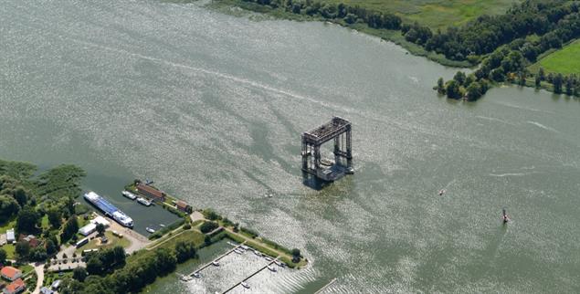 Trauriger Rest: Der Mittelteil der Hubbrücke Karnin entging 1945 der Sprengung. Bald könnten hier wieder Züge fahren (Foto: PA/ZB/euroluftbild.de)