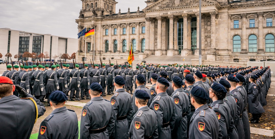 Rekrutinnen und Rekruten der Bundeswehr beim großen öffentlichen Gelöbnis vor dem Reichstag (Foto: pa / Michael Kappeler)