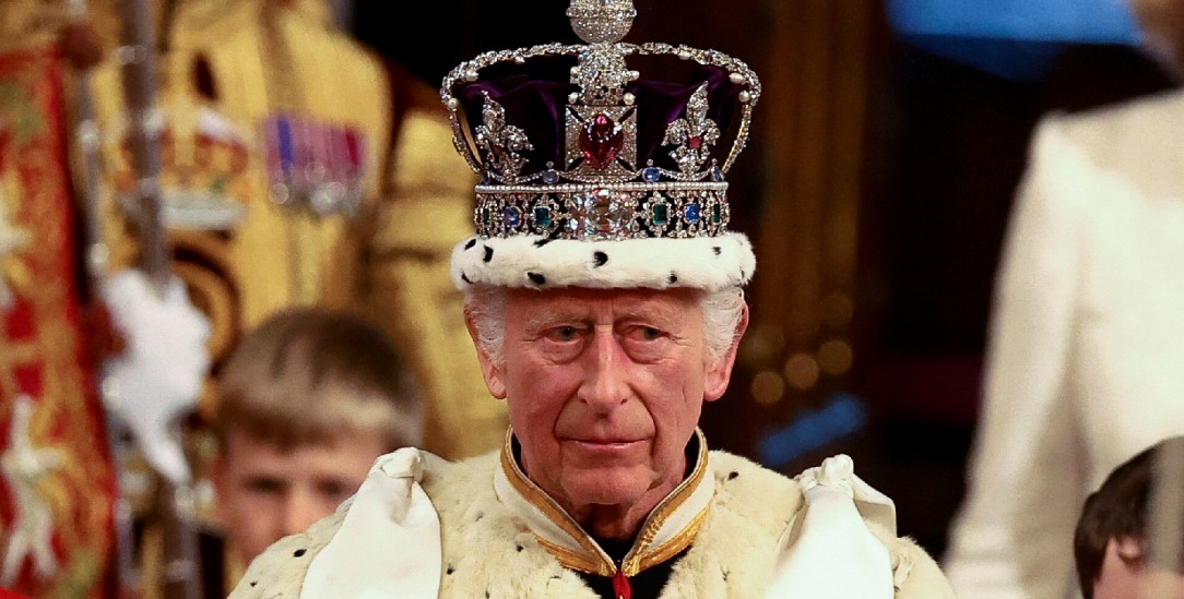 Im vollen Ornat: King Charles bei seiner Krönung im Mai 2023 in der Westminster Abbey (Foto: picture alliance/empics/Hannah McKay)