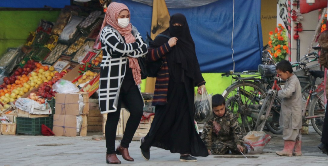 Afghaninnen auf einem Bazar in Kabul (Foto: PA/AA/Haroon Sabawoon)