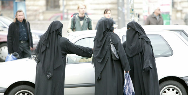 Vollverschleierte Frauen in der Innenstadt von München: Tschador und Niqab gehören in vielen deutschen Metropolen zum Straßenbild. Auffallend sind sie wohl vor allem deshalb, weil diese Art von Vollverschleierung bei uns nach wie vor nicht häufig ist. (Foto: pa/Ulrich Baumgarten)