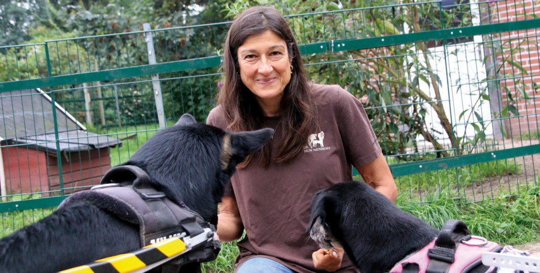 Füttern und pflegen: Bei Usha Peters leben fast 100 Hunde. (Foto: Steve Przybilla)