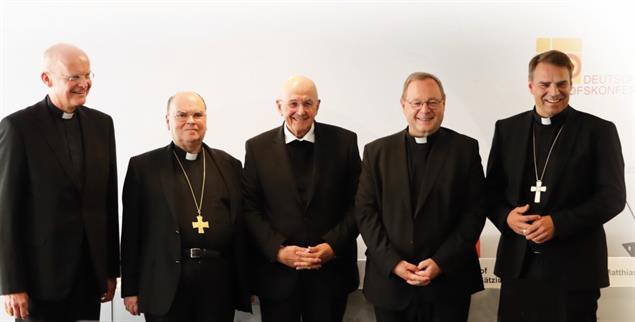 »Team Deutschland« für Rom: Die Bischöfe Overbeck, Meier, Genn, Bätzing und Oster (v.l.n.r.) haben unterschiedliche Vorstellungen von Synodalität (Foto: Deutsche Bischofskonferenz/Marko Orlovic) 