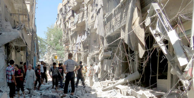 Folgen eines Luftangriffes auf Aleppo: Bevor die Waffen schweigen sollen, wird besonders heftig gekämpft. Bei Luftangriffen auf Aleppo und weitere Städte sollen am Wochenende mehr als 100 Menschen gestorben sein (Foto: pa/abaca)
