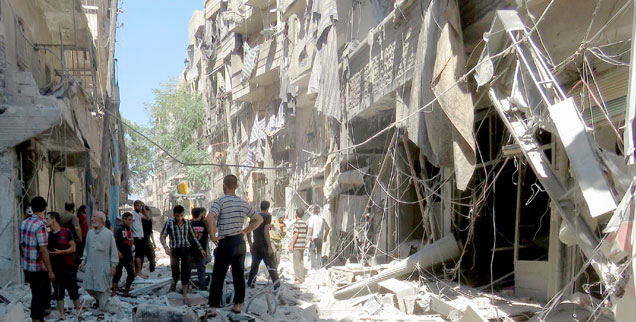 Folgen eines Luftangriffes auf Aleppo: Bevor die Waffen schweigen sollen, wird besonders heftig gekämpft. Bei Luftangriffen auf Aleppo und weitere Städte sollen am Wochenende mehr als 100 Menschen gestorben sein (Foto: pa/abaca)
