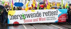 Lautstarker Protest erhob sich am Wochenende gegen die Pläne der Bundesregierung, die Ökostrom-Förderung zu begrenzen.  30.000 Menschen gingen in sieben Landeshauptstädten sowie in Freiburg dagegen auf die Straße. Das Bild zeigt die Demonstration in Potsdam (Foto: pa/Gambarini)