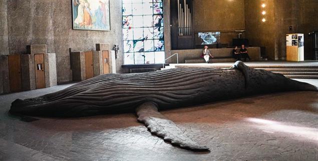 Majestätisch: Die lebensgroße Walskulptur bringt ein Wesen aus einer anderen Welt in den sakralen Raum. (Foto: Daniela Ordowski)