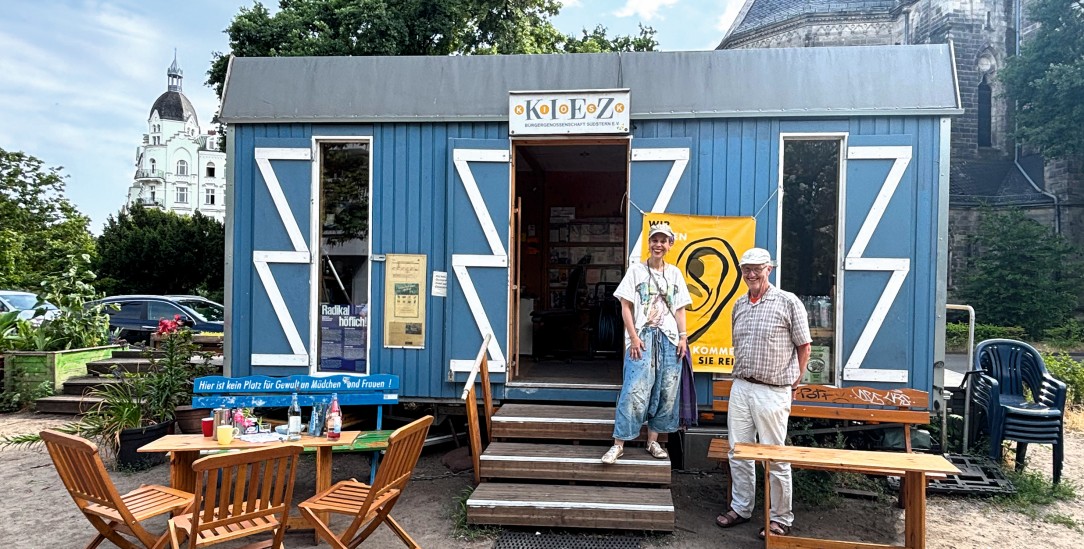 Zuhören in Kreuzberg: Christian Domrich und weitere Ehrenamtliche empfangen Menschen zum Plauschen und zur gegenseitigen Unterstützung. (Foto: Sarah Elsing)
