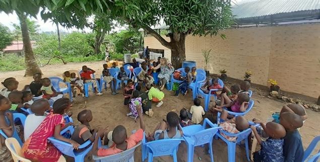 Die »sundayschool« unter einem Mangobaum und rechts davon die Kirche. (Foto: Sigrid Tschöpe-Scheffler)