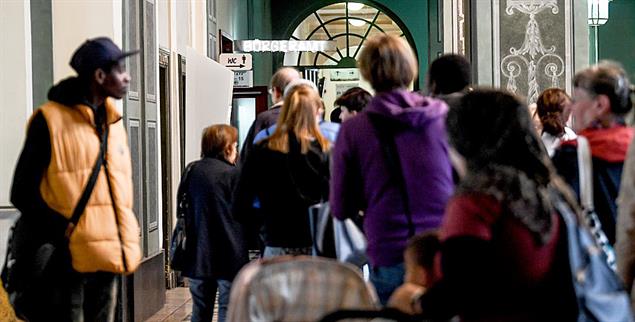 Warteschlange in einem Berliner Bürgeramt: Eine aktuelle Studie belegt, dass Rassismus in deutschen Behörden weit verbreitet ist. (Foto: pa/dpa-Zentralbild)
