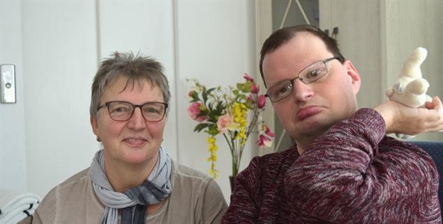 Pflegeverantwortung ein Leben lang: Simone Dahms mit ihrem Sohn Michel. (Foto: Anke Lübbert)