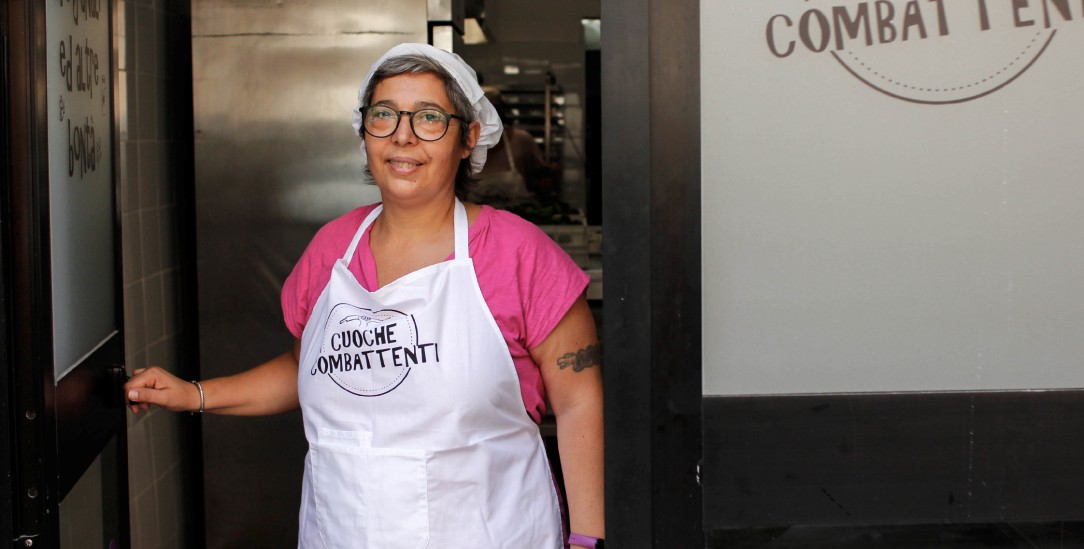 Selbstbewusste Küchenchefin: Nicoletta Cosentino hat die Kämpfenden Köchinnen gegründet. Ihre Produkte versehen sie mit Anti-Gewalt-Slogans (Foto: Helen Hecker)