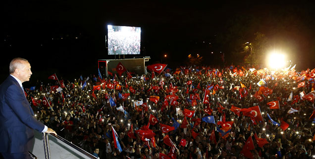 Erdogan vor seinen Anhängern in Istanbul: Er hat bei der Wahl 52 Prozent der Stimmen erzielt und durch die Einführung des Präsidialsystems seine Macht massiv ausgebaut (Foto: pa/ABACA/Depo Photos)