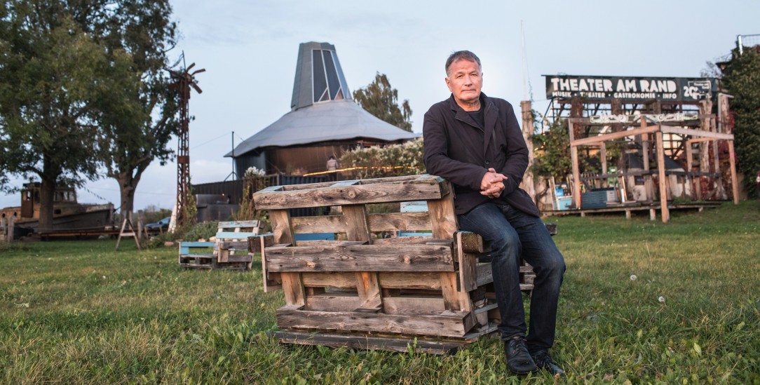  Thomas Rühmann leitet das »Theater am Rand« in einem kleinen Dorf an der Grenze zu Polen. »Die Leute wollen, dass dieses Haus weiter existiert«, sagt der Schauspieler. (Foto: Pramme)