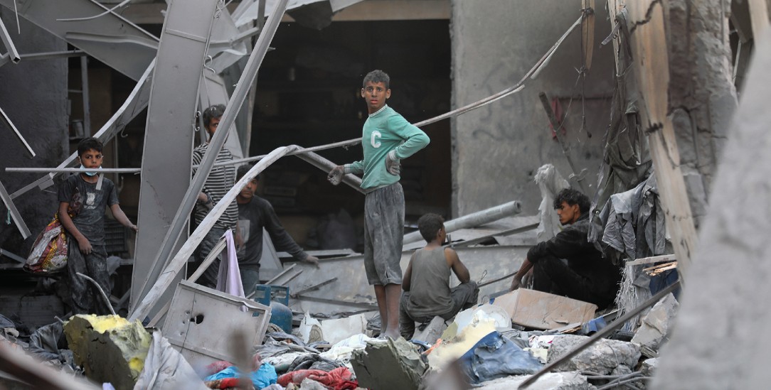Totale Zerstörung: Überlebende eines israelischen Angriffs in Gaza durchsuchen die Trümmer ihres Hauses.(Foto: PA / ZUMAPRESS.com / Omar Ashtawy)