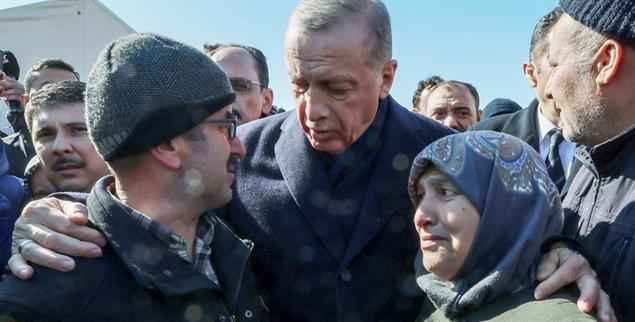 Autokrat unter Druck: Präsident Recep Tayyip Erdogan im Erdbebengebiet. (Foto: PA/ZUMAPRESS.com)
