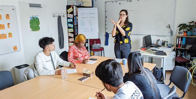 Die eigene Zukunft aktiv gestalten: Im Deutschunterricht erwerben die Geflüchteten die Grundlagen für ein selbstbestimmtes Leben. (Foto: Cornelia Kreutzer)