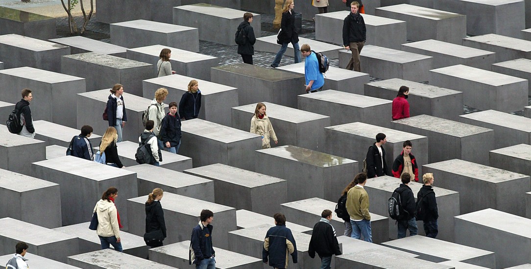 Mahnmal, aber für wen? Das »Denkmal für die ermordeten Juden Europas« mitten in Berlin zitiert in der Formgebung den bekanntesten jüdischen Friedhof in Jerusalem – und soll an Menschen erinnern, von denen nichts übrig ist (Foto:pa/Kumm)