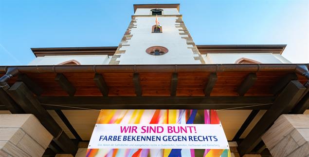 Dudenhofen in Rheinland-Pfalz: Auch der katholische Kirchturm wird Plakatträger im Bündnis gegen Rechts. (Foto: Klaus Landry)