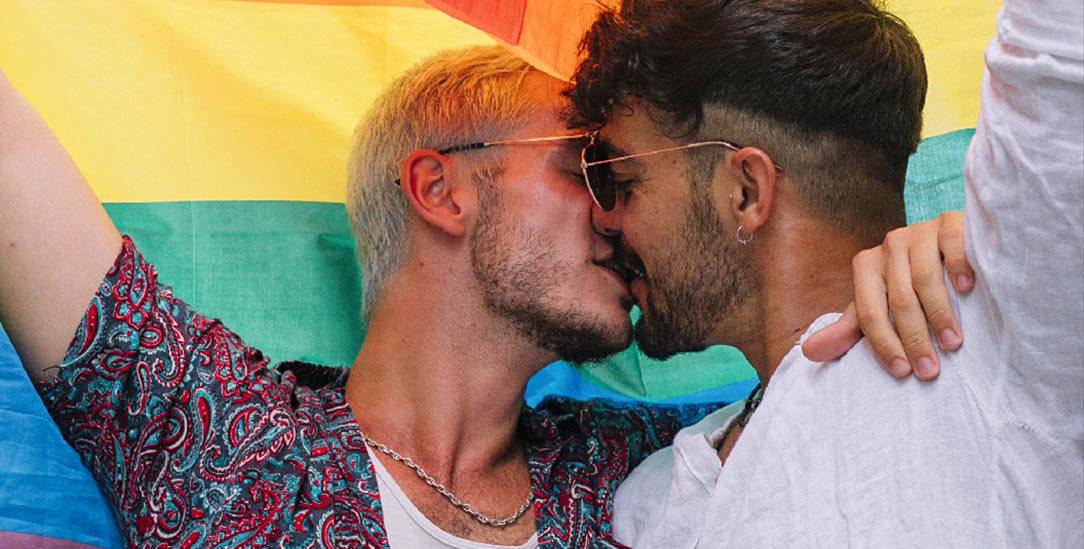 Regenbogen als gemeinsames Symbol: Auf Demos für die Rechte von sexuellen Minderheiten zeigen sich auch immer mehr religiöse Menschen Regenbogen als gemeinsames Symbol: Auf Demos für die Rechte von sexuellen Minderheiten zeigen sich auch immer mehr religiöse Menschen