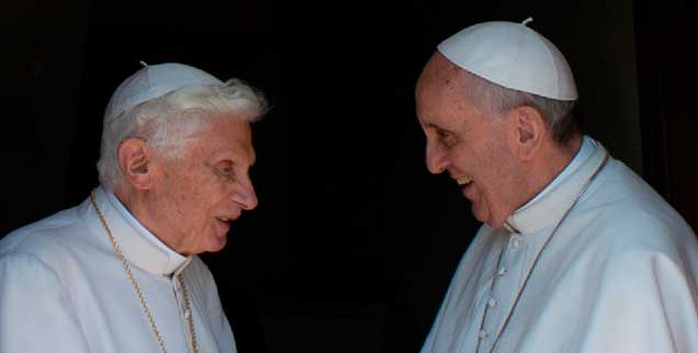 Zwei Päpste, eine Enzyklika: Benedikt XVI. (links) gab den Ton und die inhaltlichen Linien vor; Franziskus schrieb in diesem Geiste weiter. (Foto: pa/AP/Osservatore Romano)