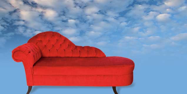 Schöne rote Chaiselongue, schöner blauer Himmel, und alles so herrlich schwebend leicht: So stellt man sich doch gern eine Therapiesitzung bei Gott vor, nicht wahr? (Fotos: istockphoto/dogayusufdokdok; Niebrugge/Alamy Stock Photo) Schöne rote Chaiselongue, schöner blauer Himmel, und alles so herrlich schwebend leicht: So stellt man sich doch gern eine Therapiesitzung bei Gott vor, nicht wahr? (Fotos: istockphoto/dogayusufdokdok; Niebrugge/Alamy Stock Photo)