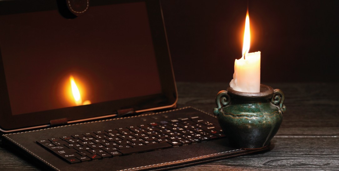 Kerze vor dem Computer, Meditation digital: Eine Notlösung, um auch zu Pandemiezeiten in Stille zu sitzen – gemeinsam.und doch auf Distanz. (Foto: cosma/stock.adobe.com)