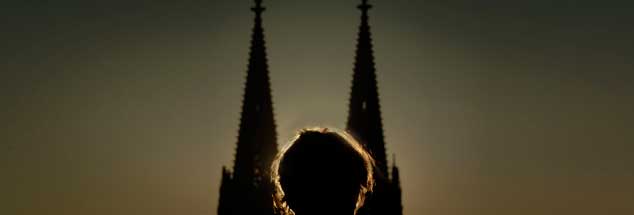 Der Kölner Dom, Ort tiefer Religiosität, unendlicher Machtdemonstration - und manchmal auch heftigen Protests gegen die Kirche: Am 6. Januar 2014 jährt sich das Ereignis der Kölner Erklärung, eines Theologen-Memorandums für die Freiheit des Katholikenmenschen, zum 25. Mal. (Foto:PA/DPA/Berg)