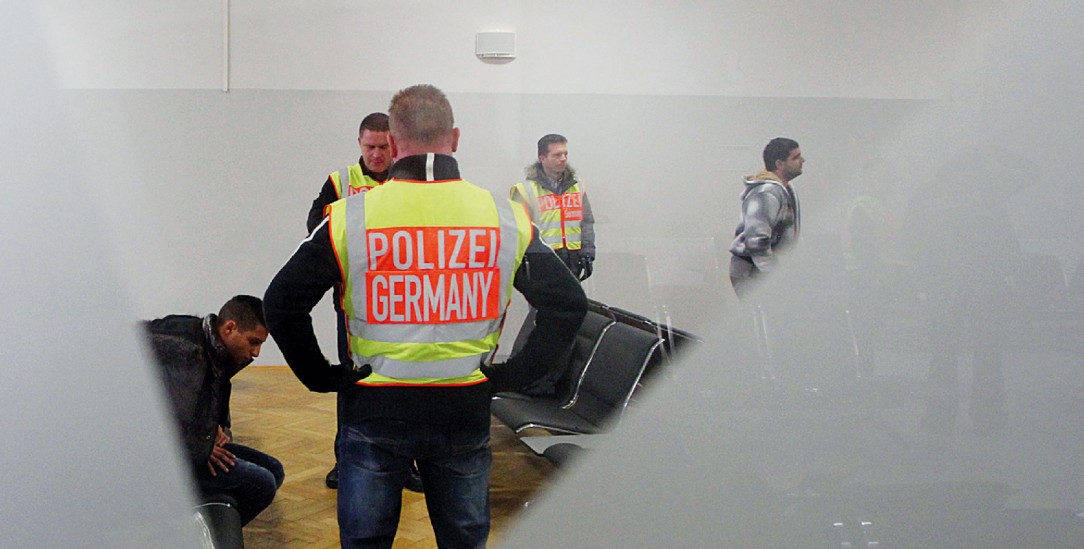 Streng bewacht: Menschen, die abgeschoben werden sollen, am Flughafen Leipzig/Halle (Foto: PA / dpa / Sebastian Willnow)