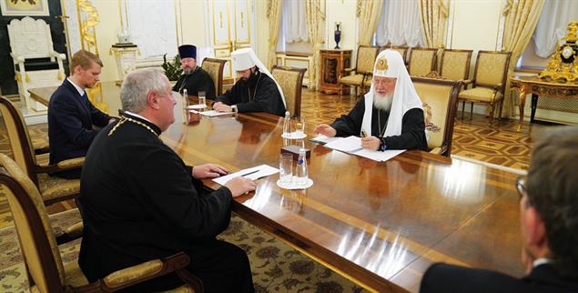 Verhandlung oder Propaganda? Patriarch Kyrill gibt sich gegenüber dem Generalsekretär des ÖRK, Ioan Sauca, als friedliebender Kirchenfürst (Foto: WCC / Moscow Patriarchate)