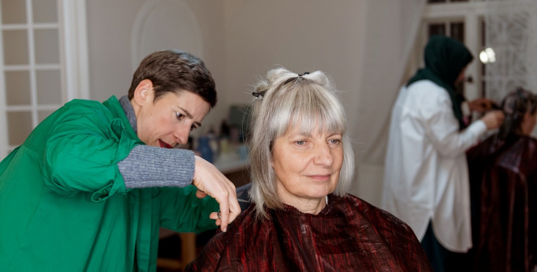 »Fühl dich wieder schön!« Das vermitteln die Frauen, die im Salon arbeiten, ihren Kundinnen. Frauke Frech, links, hat das Projekt ins Leben gerufen (Foto: Karolin Klüppel)