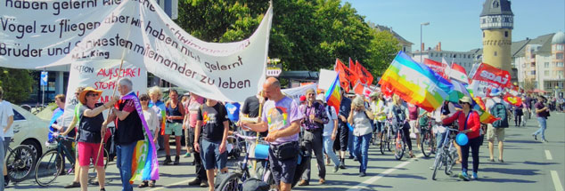 Bunt und vielfältig war der Frankfurter Ostermarsch, auf dem Transparent steht: »Wir haben gelernt, wie Fische zu schwimmen und wie Vögel zu fliegen, aber wir haben nicht gelernt, wie Brüder und Schwestern miteinander zu leben« (Foto: Markus Dobstadt)